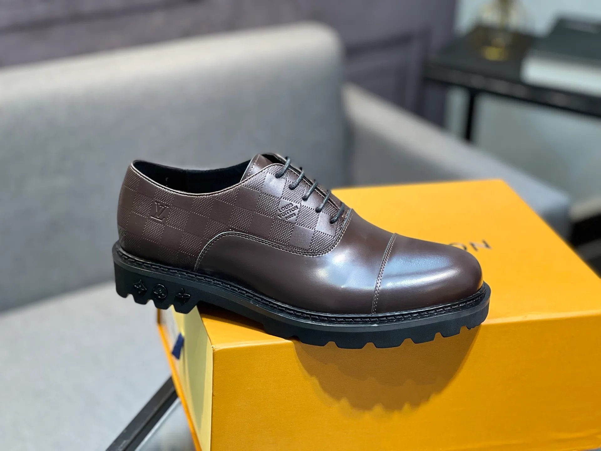 Men's shoes 💰820 [LV] - High-end quality - Upper: 🔝 tumbled cowhide, Nappa cowhide, brand logo sewn on shoe body - Lining: cowhide, foot pads; water-dyed cowhide - Outsole: TPR·rubber foam; two-color molded outsole -Super high quality control·Fine workmanship: highlighted (high-end·luxury·grade) -Size: 39-44 (38 45 can be customized)